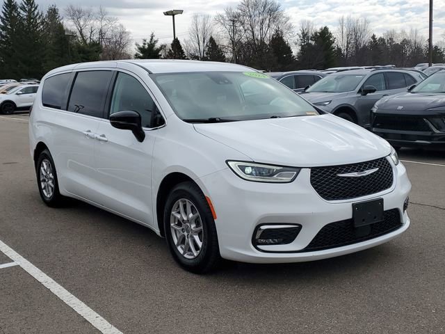 Used 2024 Chrysler Pacifica Touring-L image 3