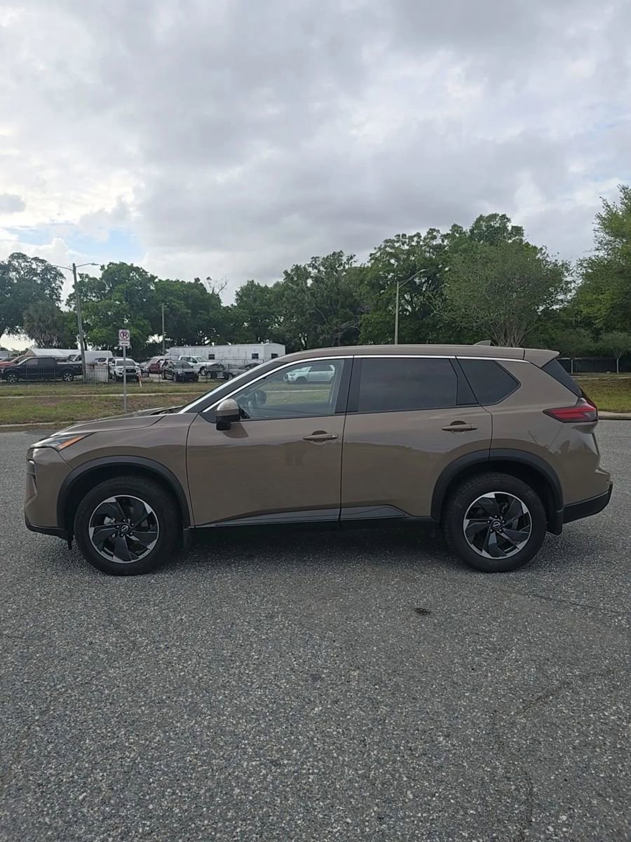 Used 2025 Nissan Rogue SV image 4