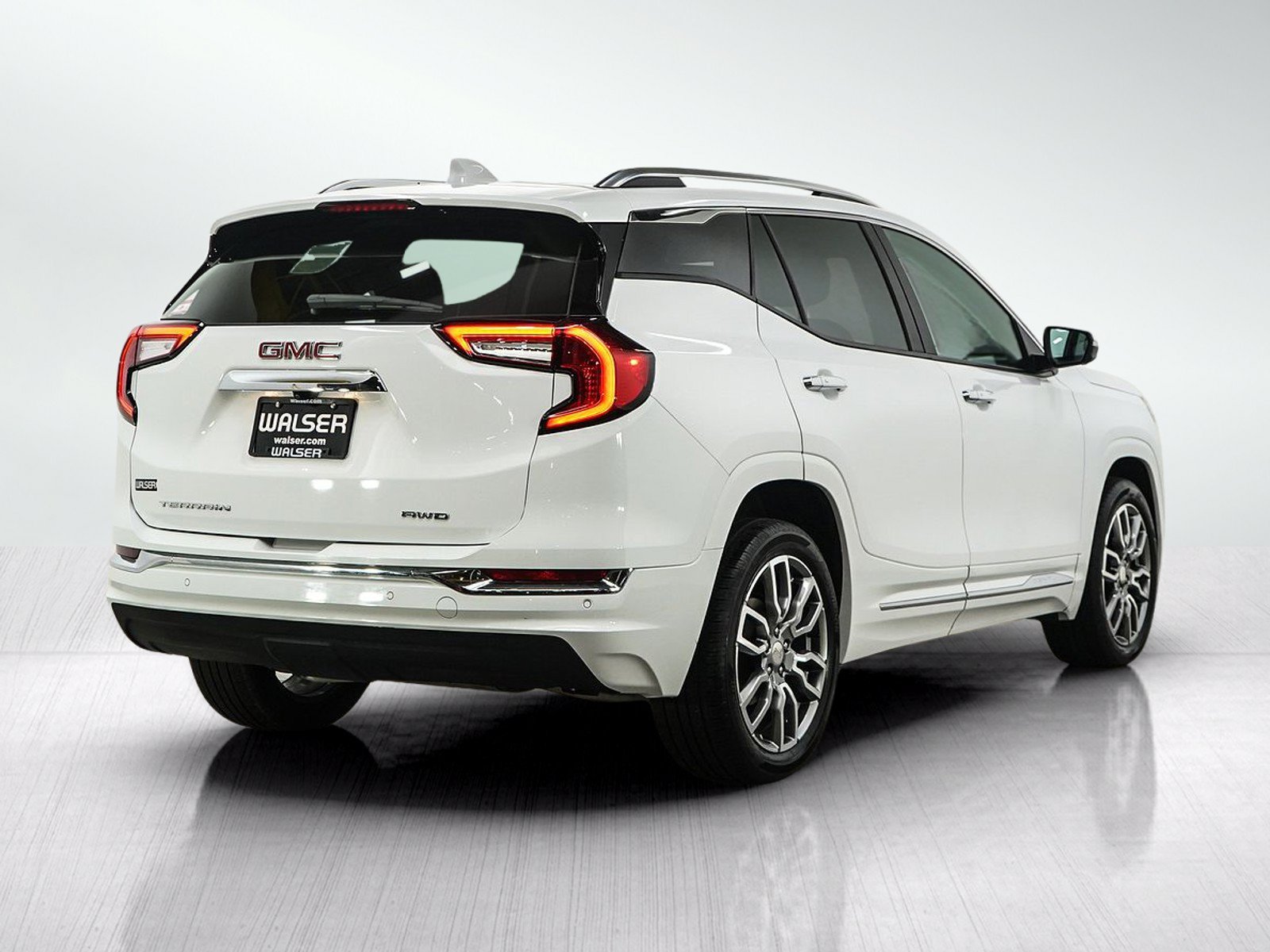 Used 2024 GMC Terrain Denali w/ Denali Premium Package AWD/4WD image 5
