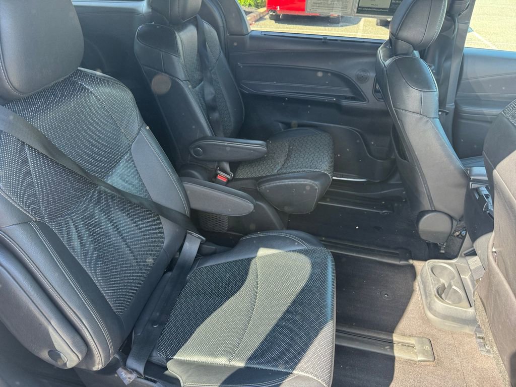 Used 2023 Toyota Sienna XSE AWD/4WD image 19