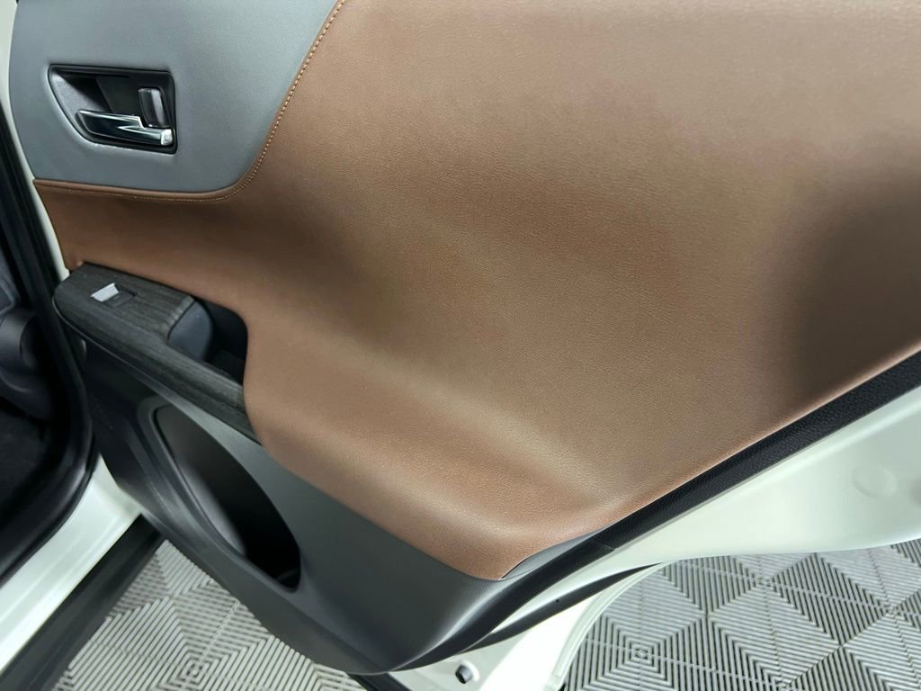 Used 2022 Toyota Venza XLE image 31