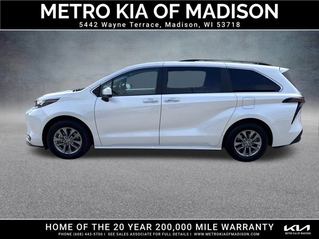 Used 2025 Toyota Sienna XLE AWD/4WD image 3