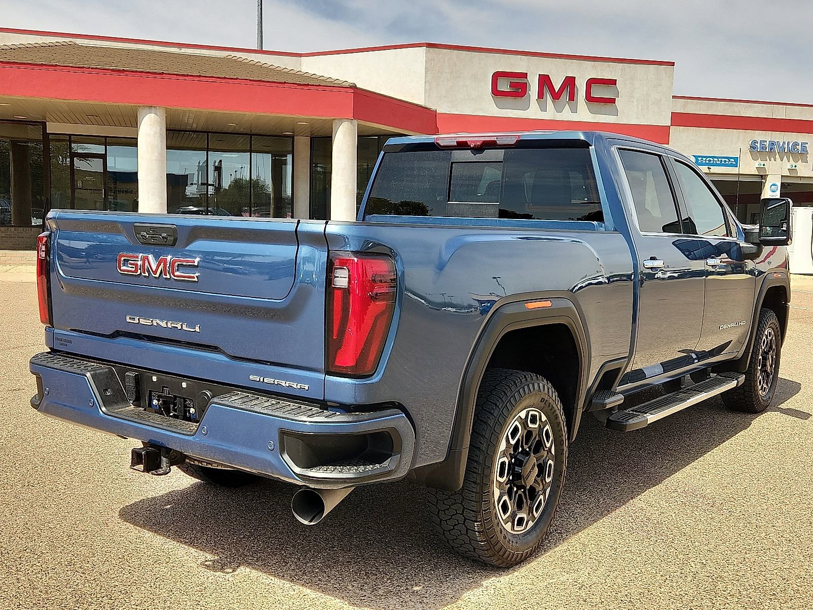 Used 2024 GMC Sierra 2500 Denali w/ Denali Reserve Package image 4