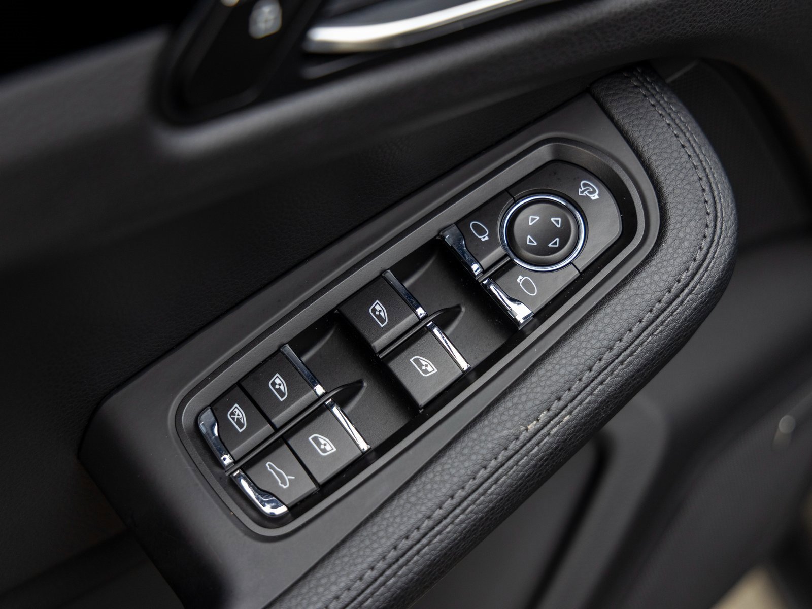 Certified 2025 Porsche Macan image 23