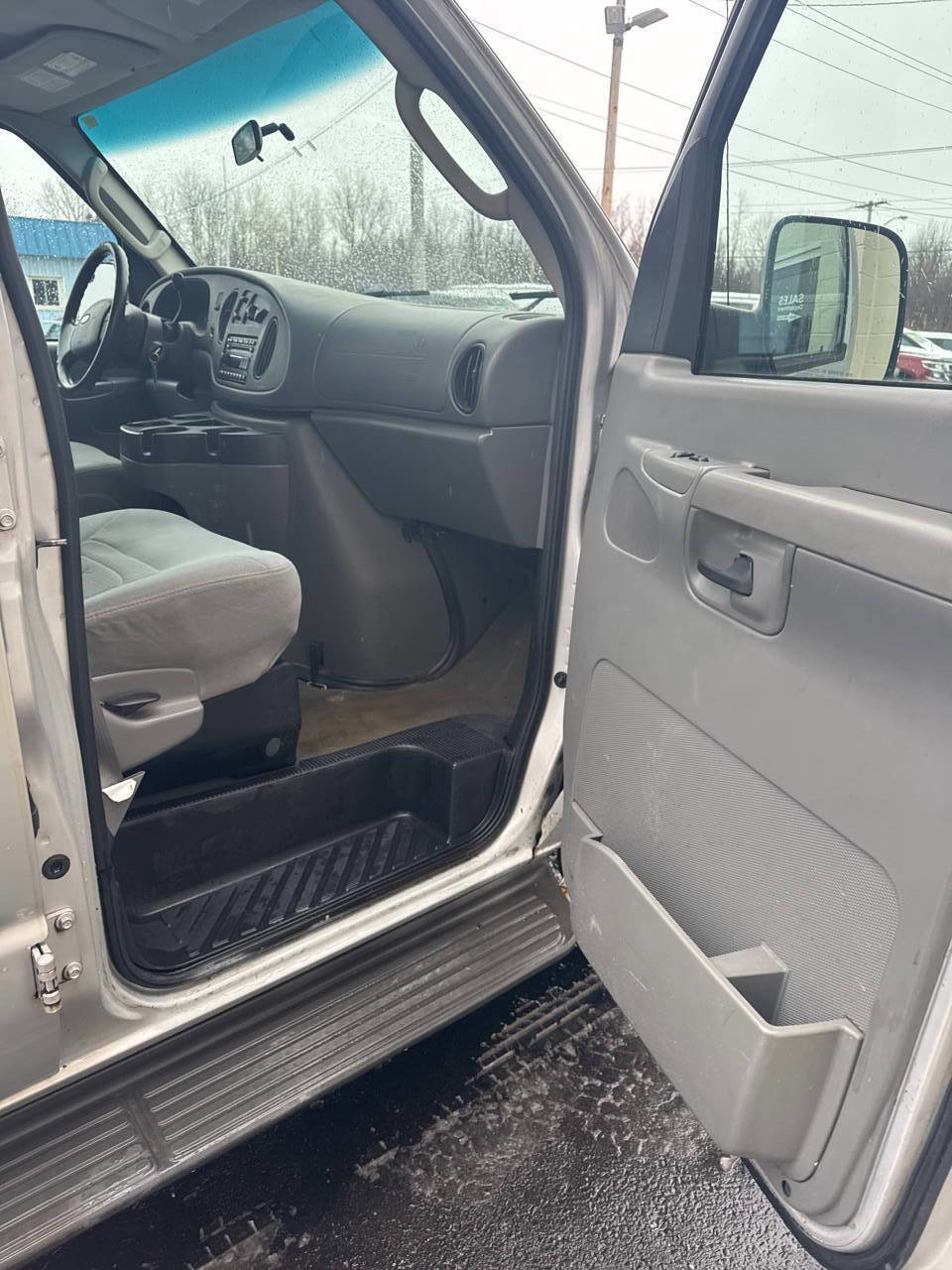 Used 2007 Ford E-150 and Econoline 150 Wagon RWD image 8