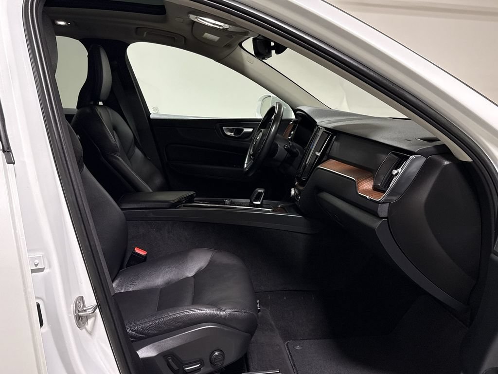 Used 2023 Volvo XC60 B5 Plus FWD image 23