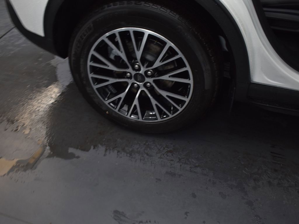 New 2025 Ford Escape SE w/ PHEV Premium Package FWD image 17