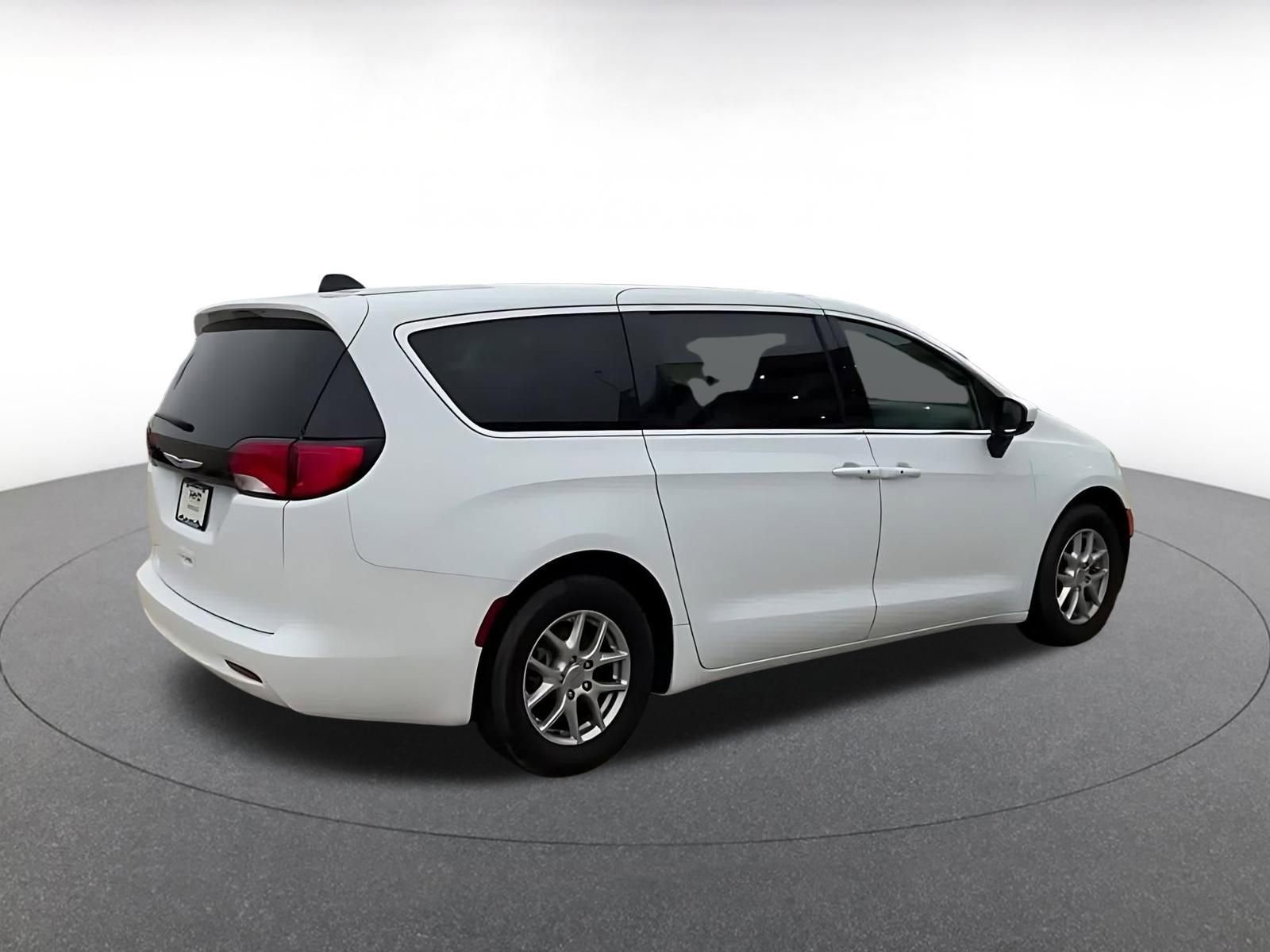 Used 2023 Chrysler Voyager LX image 15