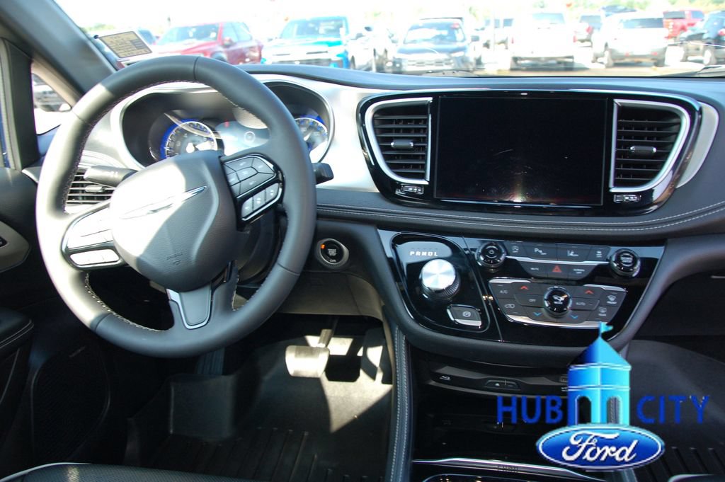Used 2023 Chrysler Pacifica Limited w/ Uconnect Theater Family Group AWD/4WD image 17