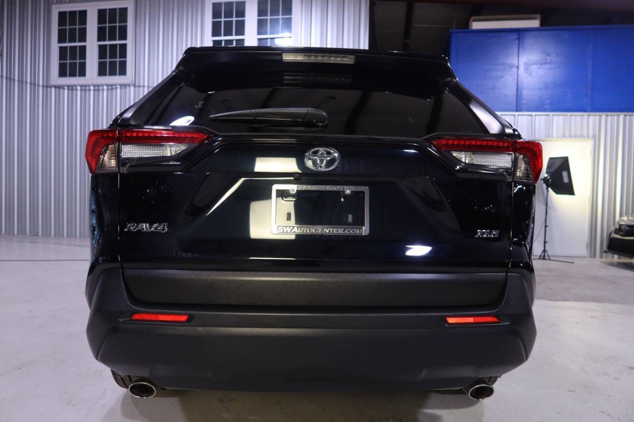 Used 2020 Toyota RAV4 XLE Premium image 4