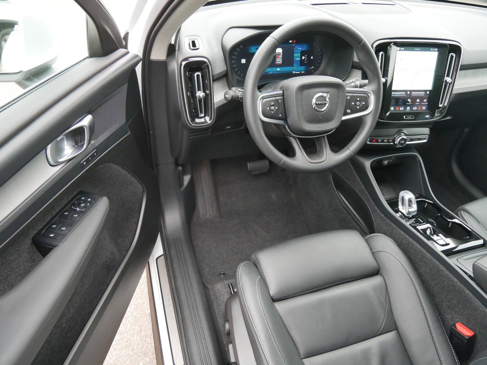 Used 2025 Volvo XC40 B5 Plus image 10