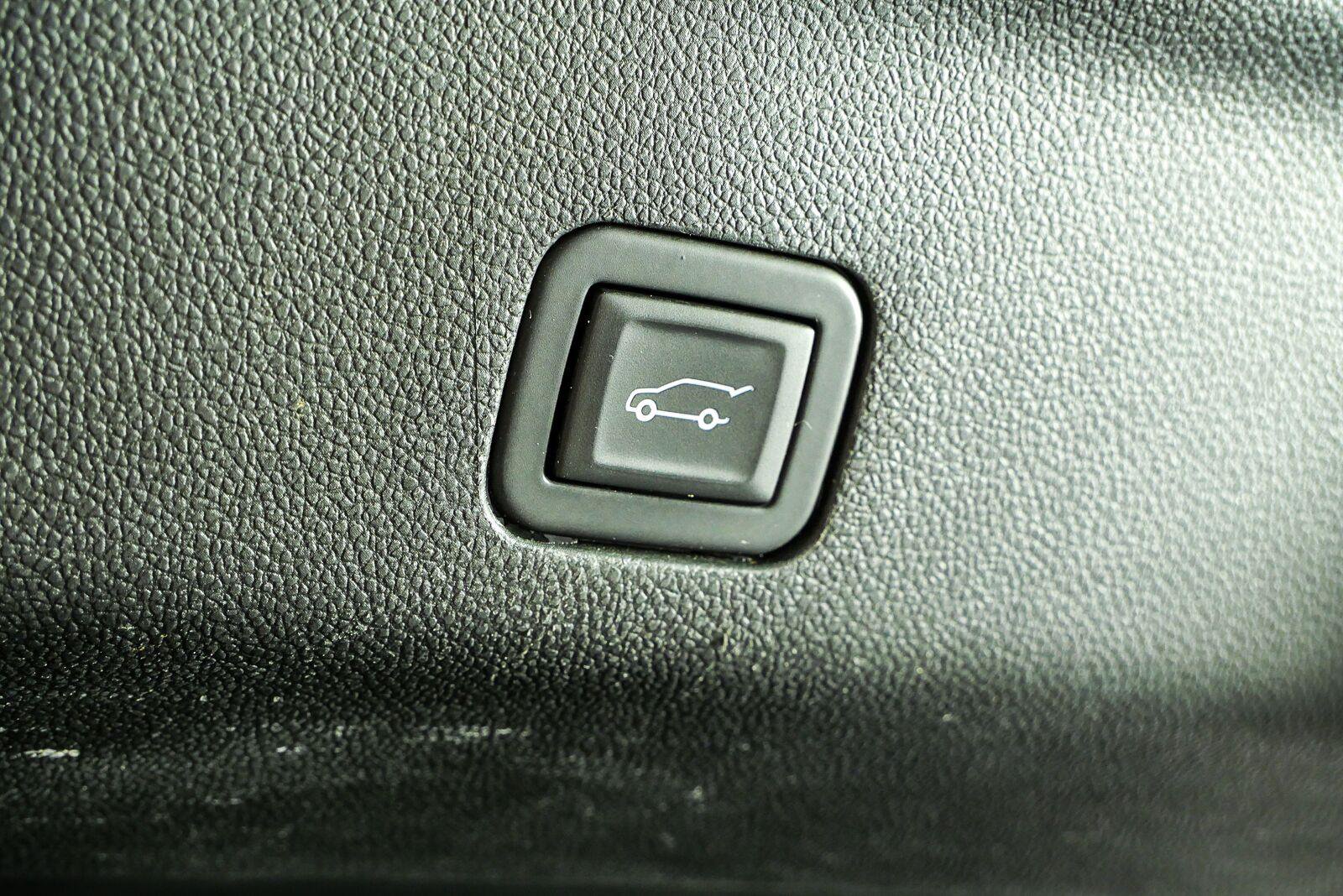 Used 2023 GMC Yukon XL SLT w/ SLT Luxury Package RWD image 18