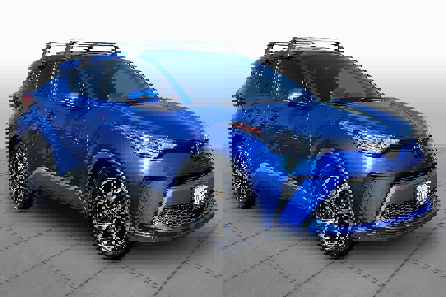 Used 2021 Toyota C-HR XLE FWD image 2