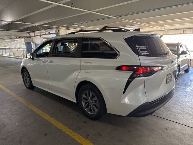 Used 2022 Toyota Sienna XLE w/ XLE Plus Package FWD image 5
