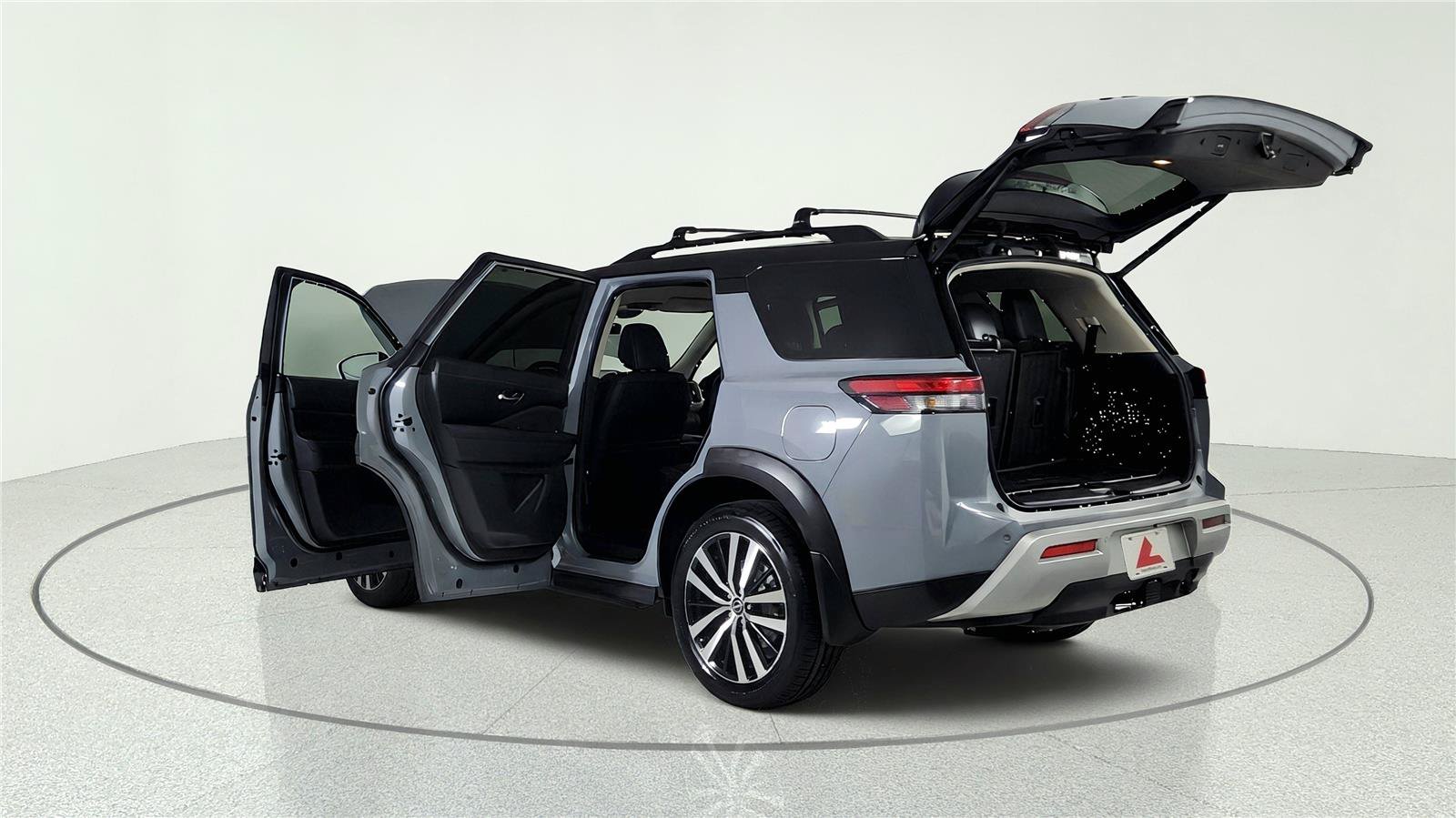 Used 2024 Nissan Pathfinder Platinum w/ Black Appearance Package AWD/4WD image 12