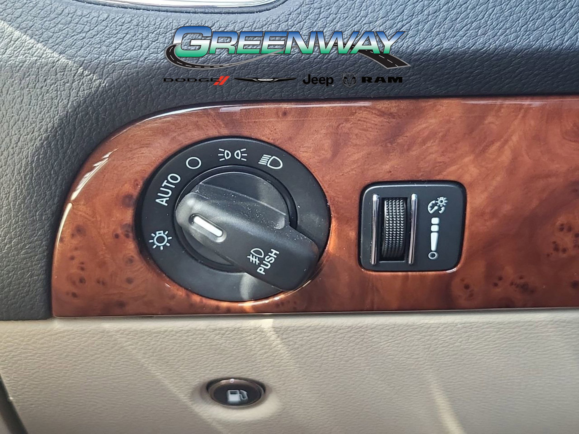 Used 2016 Dodge Durango Limited w/ Nav & Power Liftgate Group RWD image 24