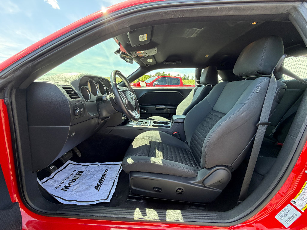 Used 2014 Dodge Challenger SXT RWD image 2