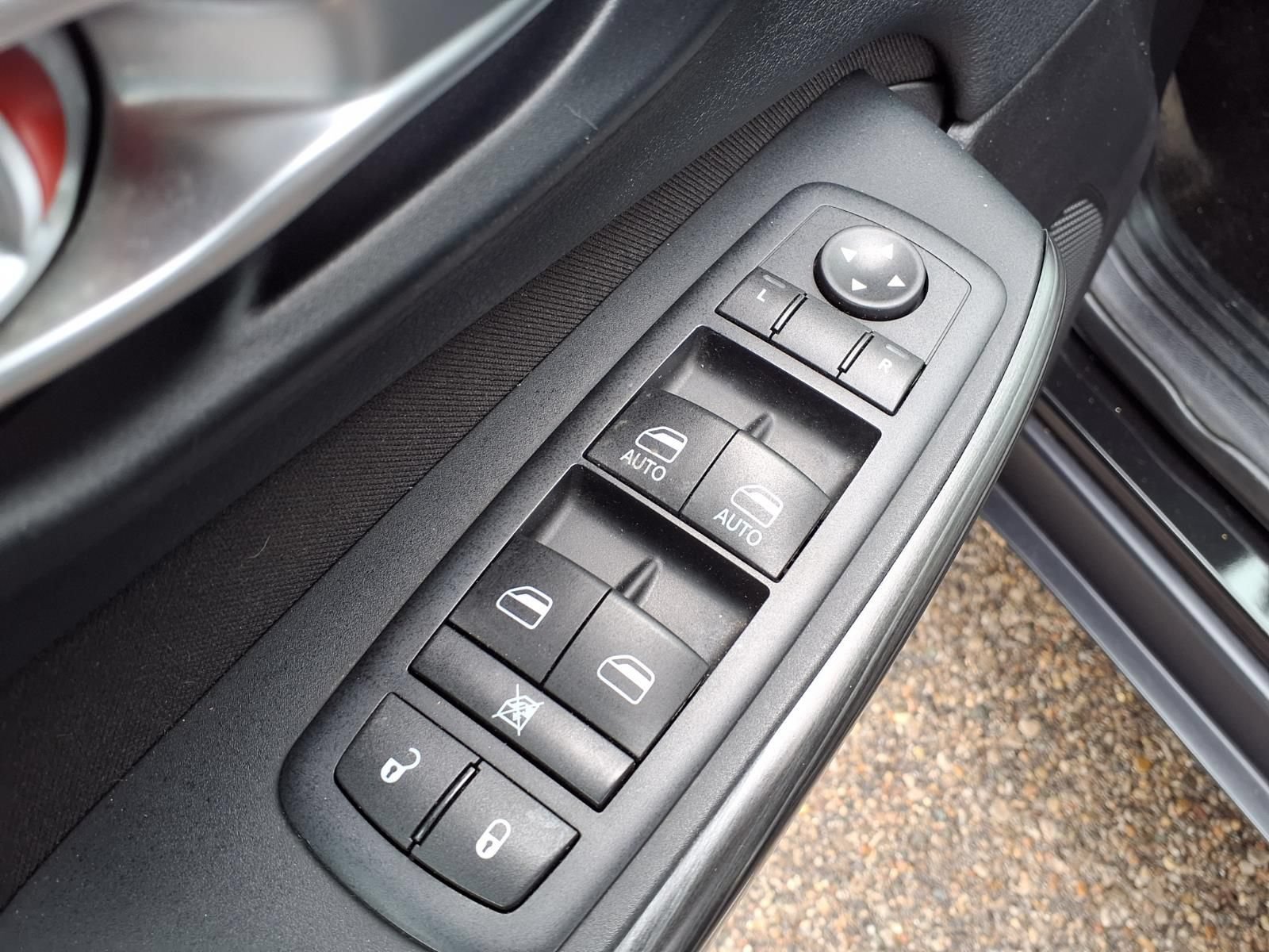 Used 2016 Jeep Cherokee Latitude w/ Comfort/Convenience Group AWD/4WD image 14
