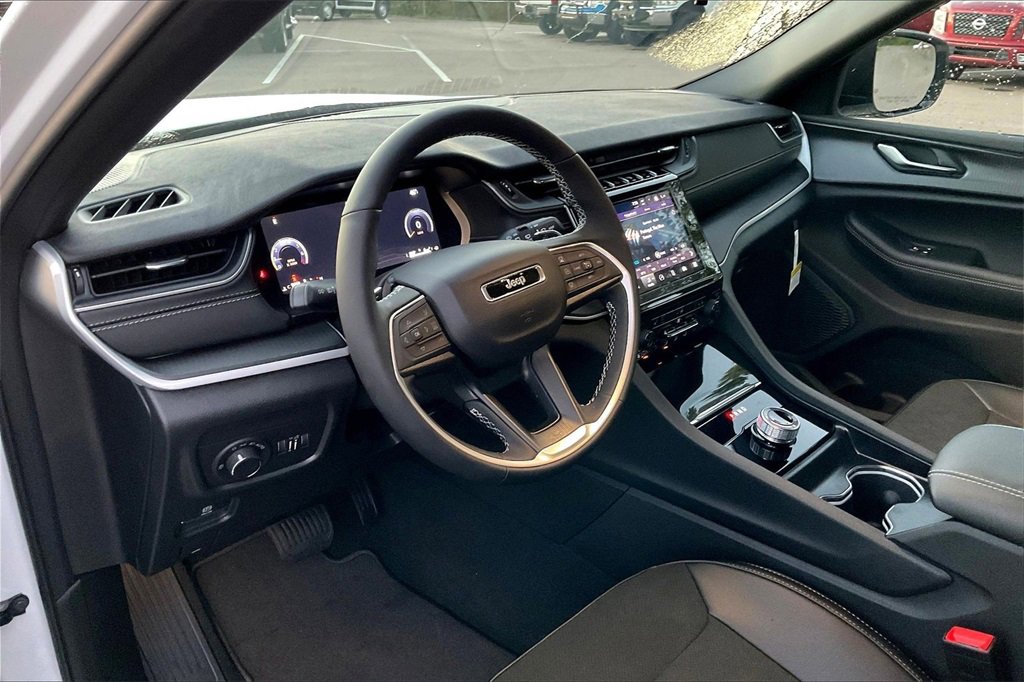 New 2025 Jeep Grand Cherokee Altitude image 6