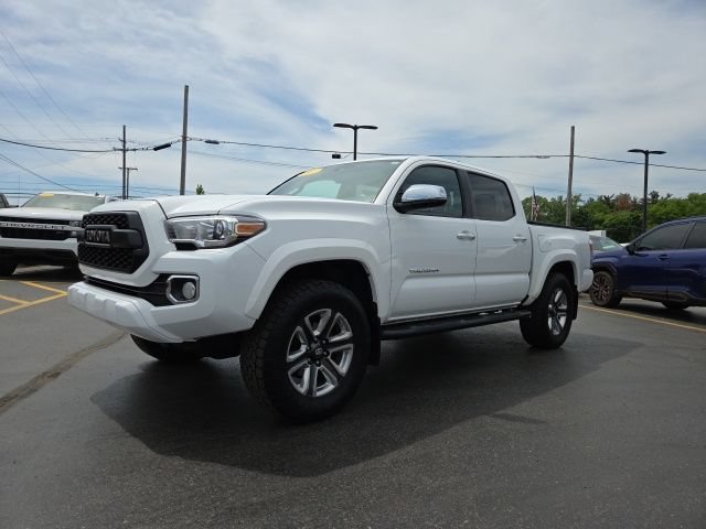 Used 2017 Toyota Tacoma Limited w/ Tow Package AWD/4WD image 3