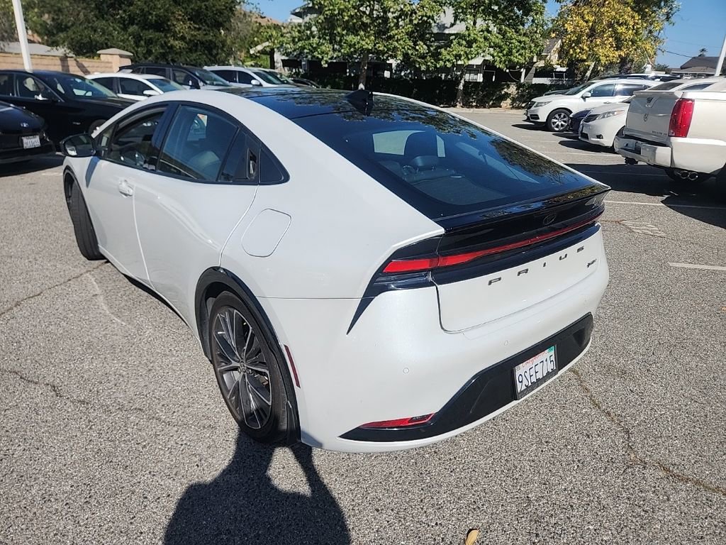 Used 2024 Toyota Prius XLE FWD image 3