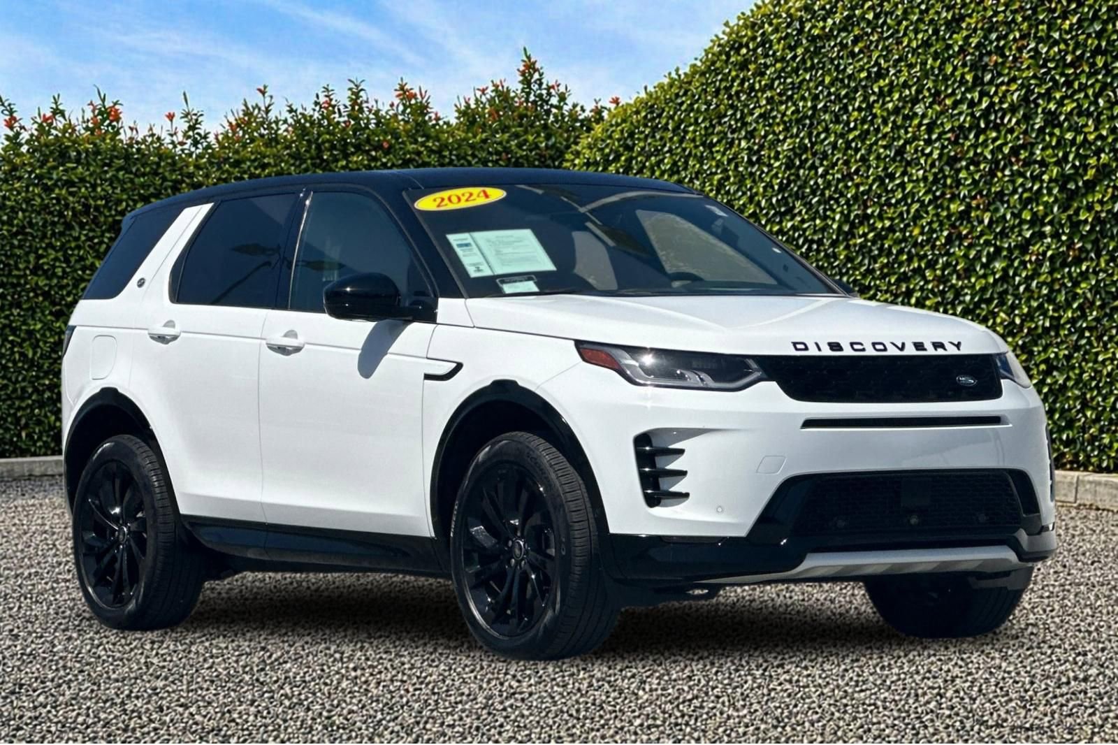 Used 2024 Land Rover Discovery Sport Dynamic SE AWD/4WD image 2