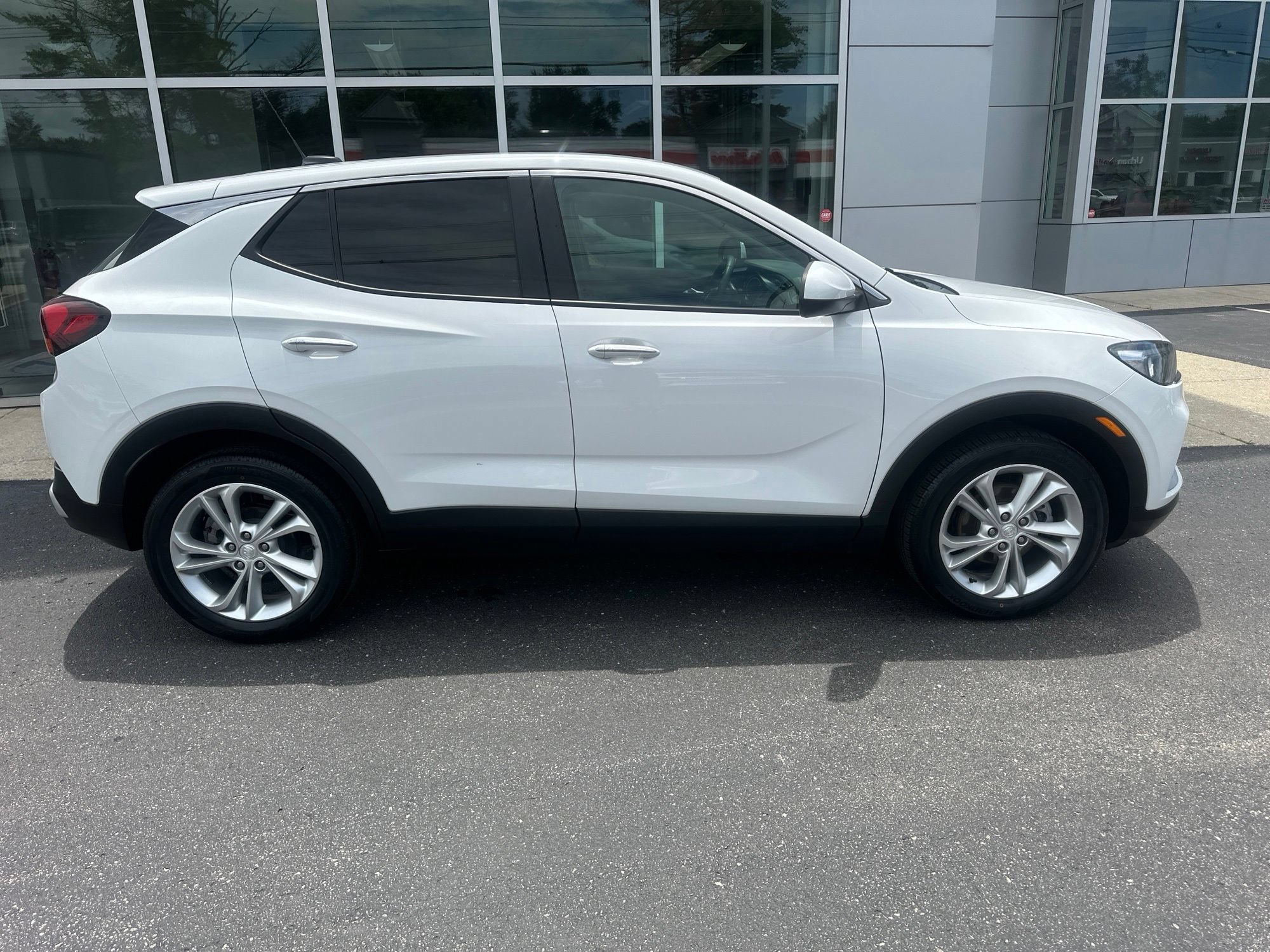 Used 2022 Buick Encore GX Preferred w/ Cold Weather Comfort Package FWD image 2