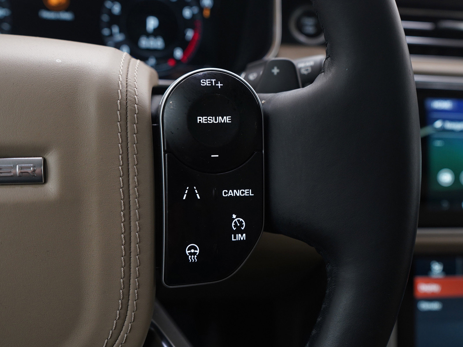 Used 2020 Land Rover Range Rover HSE image 25