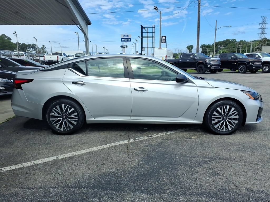 Used 2024 Nissan Altima 2.5 SV FWD image 8