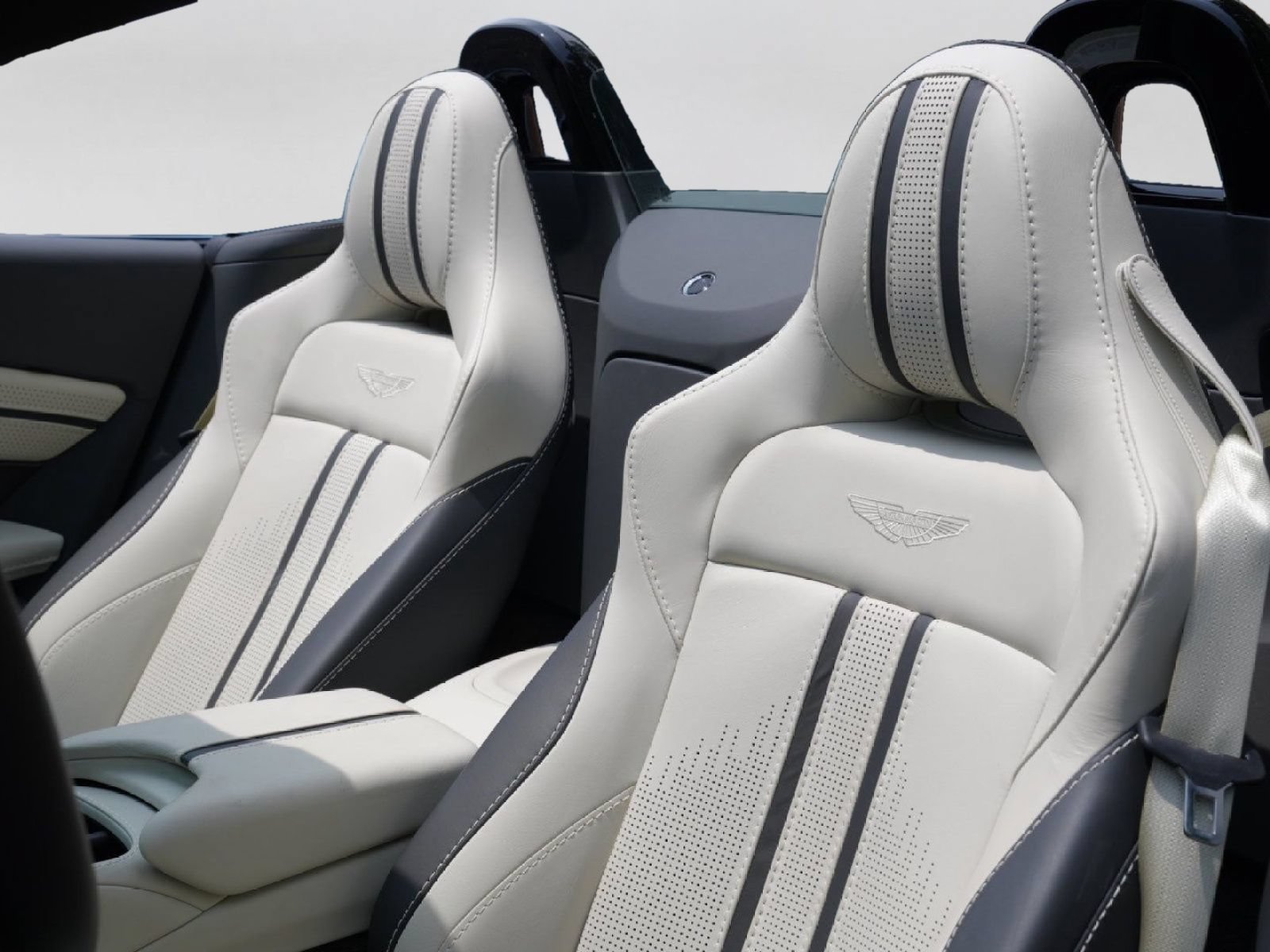 Used 2023 Aston Martin V8 Vantage Roadster RWD image 9