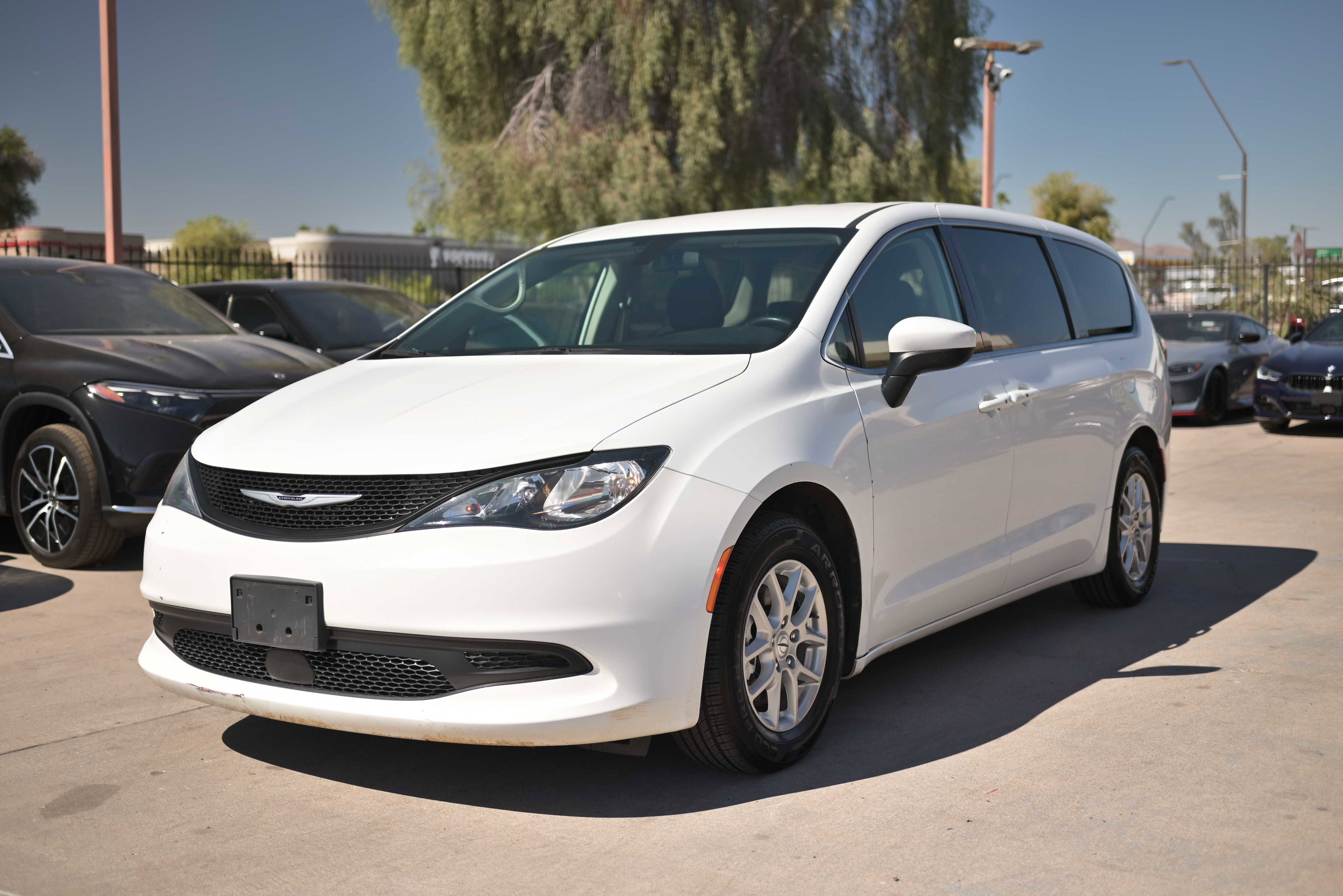 Used 2022 Chrysler Voyager LX image 1
