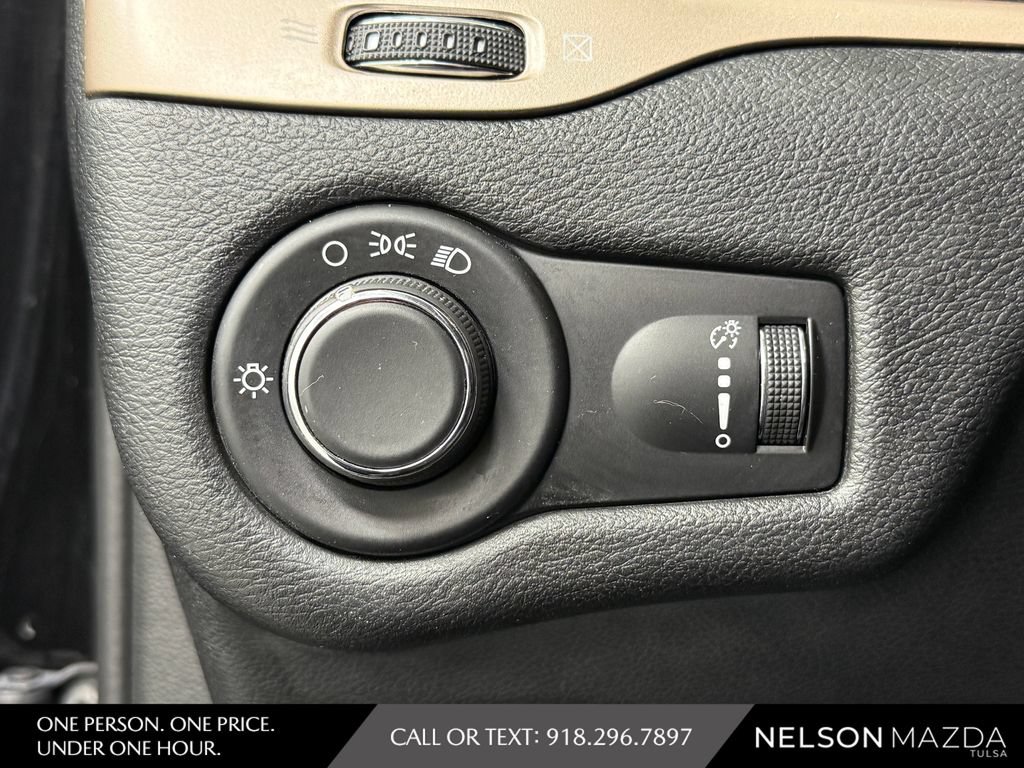 Used 2017 Jeep Cherokee Sport FWD image 19