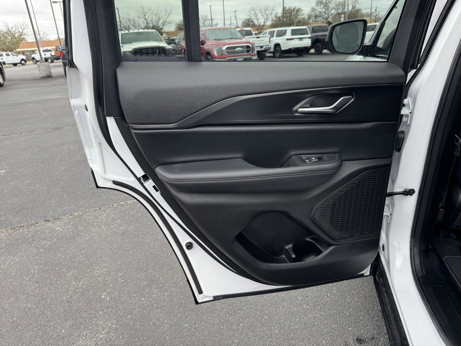 Used 2025 Jeep Grand Cherokee Laredo X w/ Luxury Tech Group I image 26