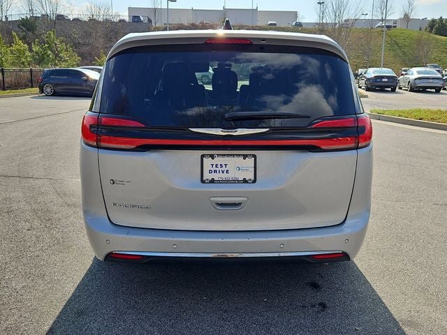 Used 2024 Chrysler Pacifica Touring-L video 4