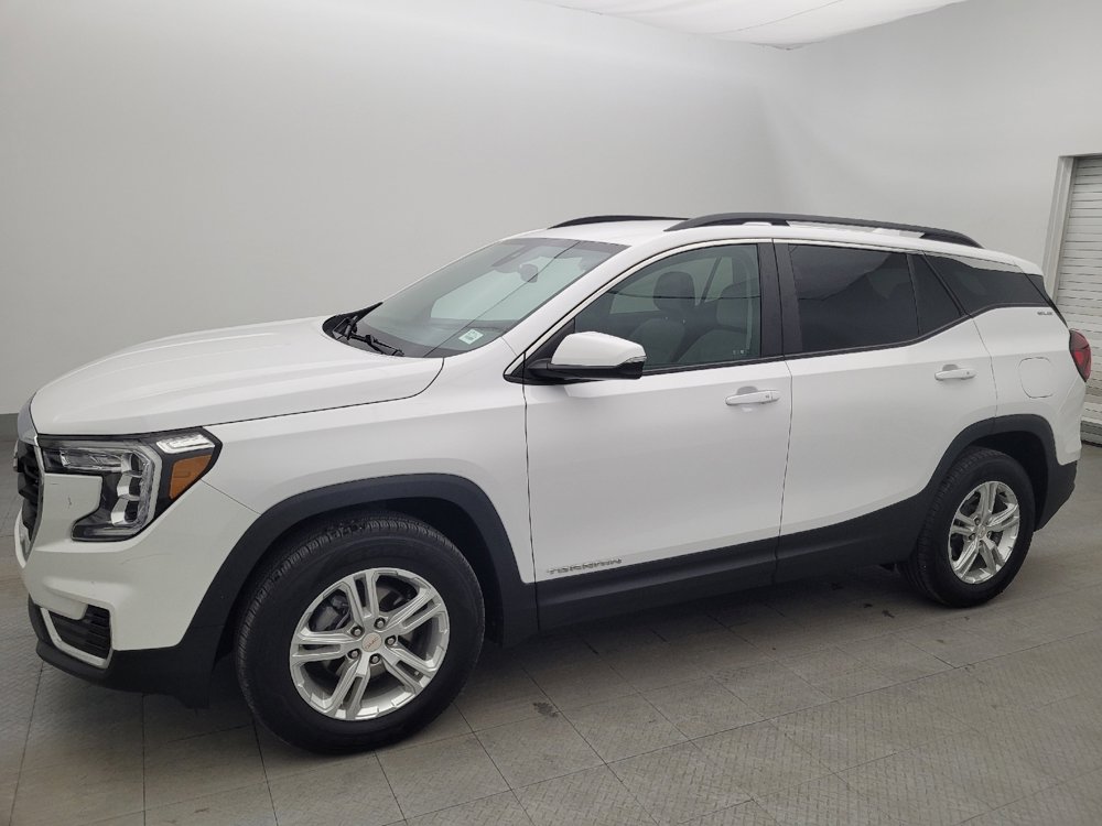 Used 2023 GMC Terrain SLE w/ Driver Convenience Package image 2