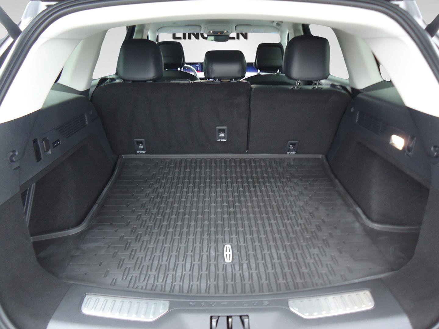 Used 2024 Lincoln Nautilus Reserve AWD/4WD image 28