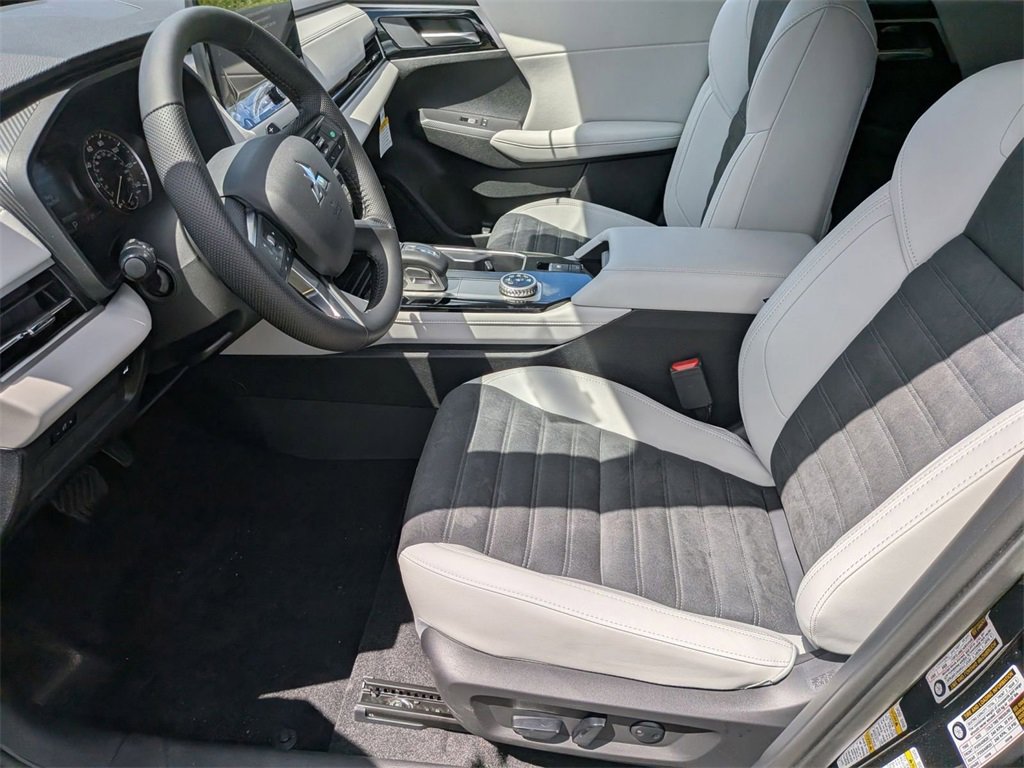 New 2025 Mitsubishi Outlander SE image 12
