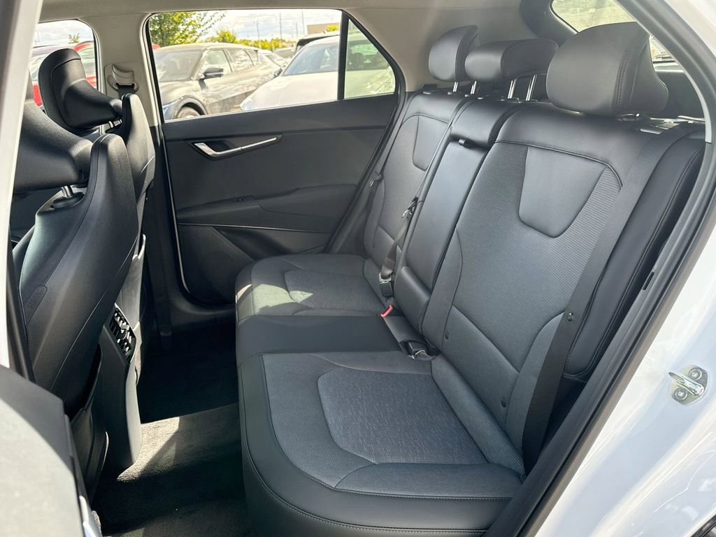 Used 2025 Kia Niro SX Touring image 30