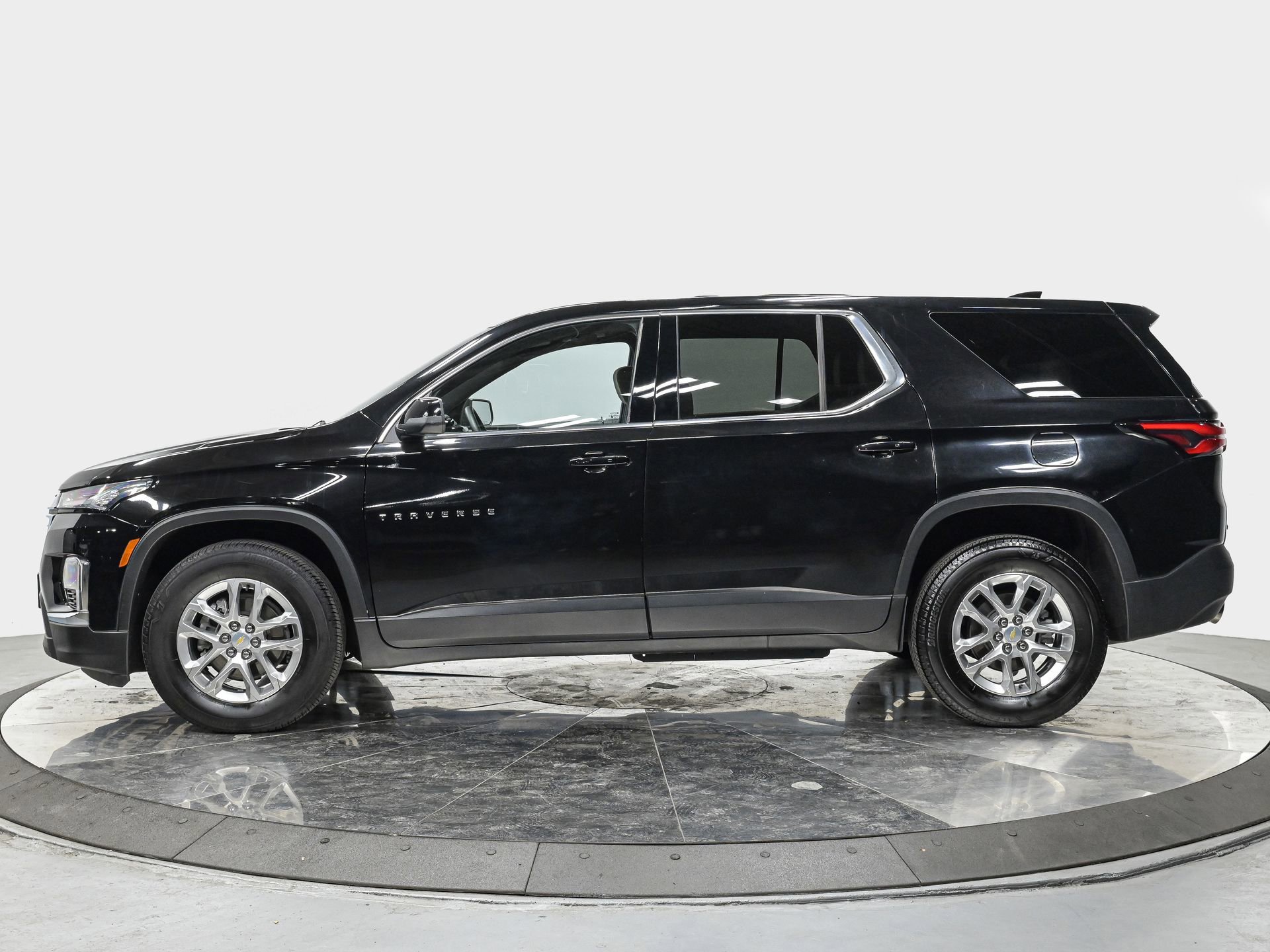 Used 2023 Chevrolet Traverse LS image 2