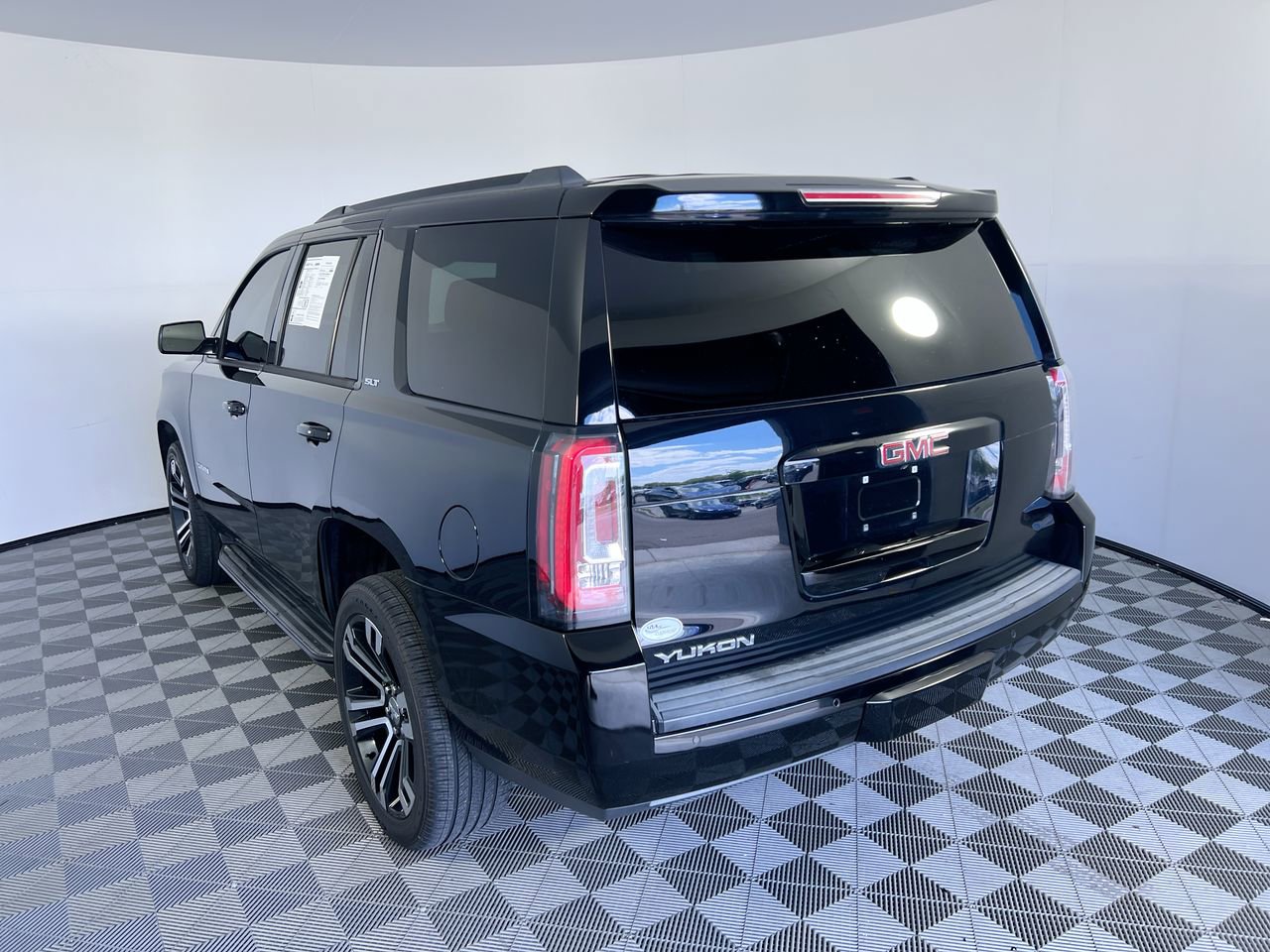 Used 2019 GMC Yukon SLT w/ Graphite Edition RWD image 5