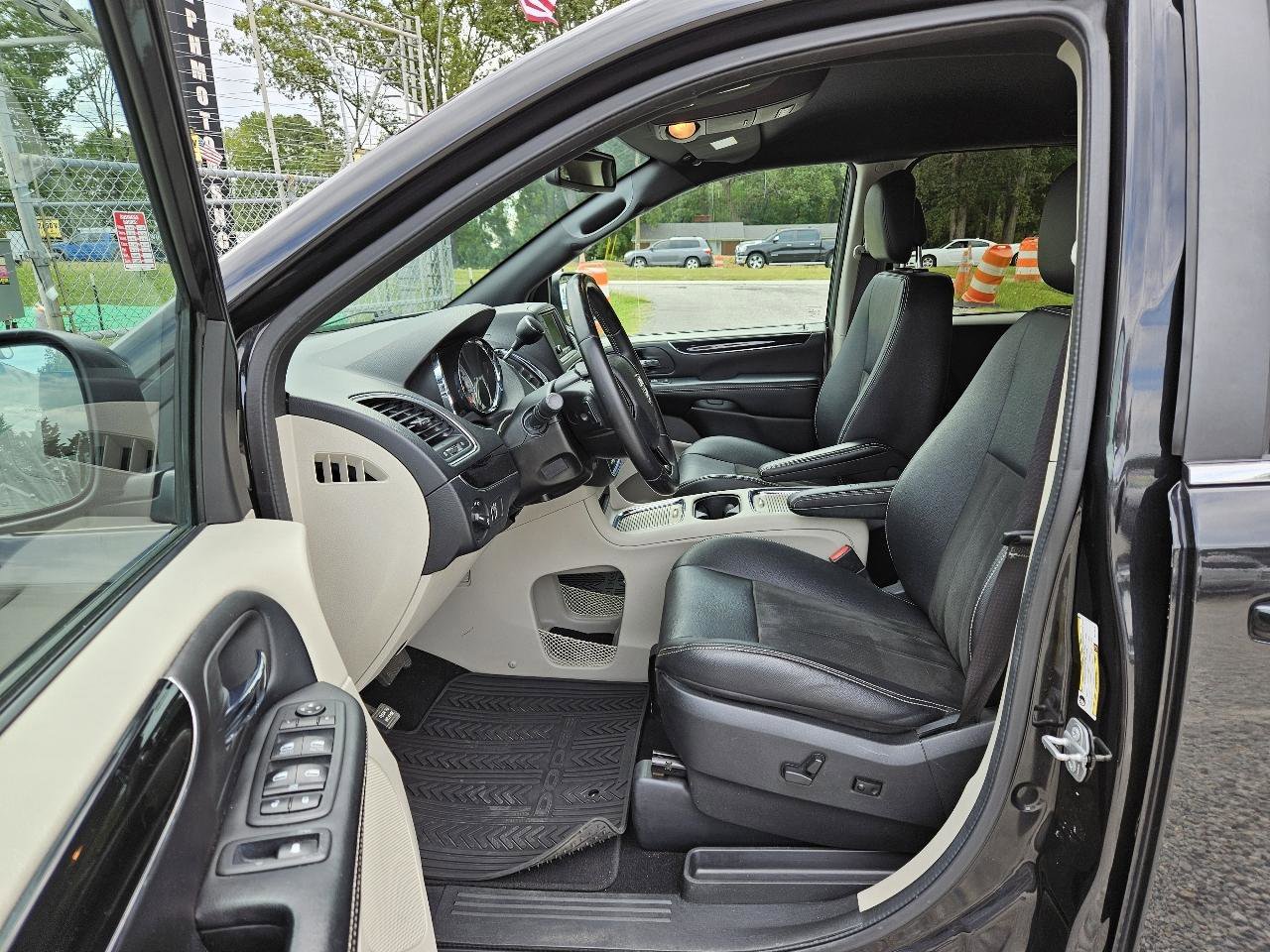 Used 2019 Dodge Grand Caravan SXT image 10