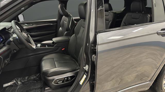 Used 2024 Jeep Grand Cherokee L Overland w/ Luxury Tech Group IV image 9