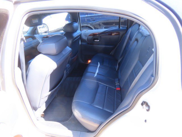 Used 2000 Lincoln Town Car Signature image 17