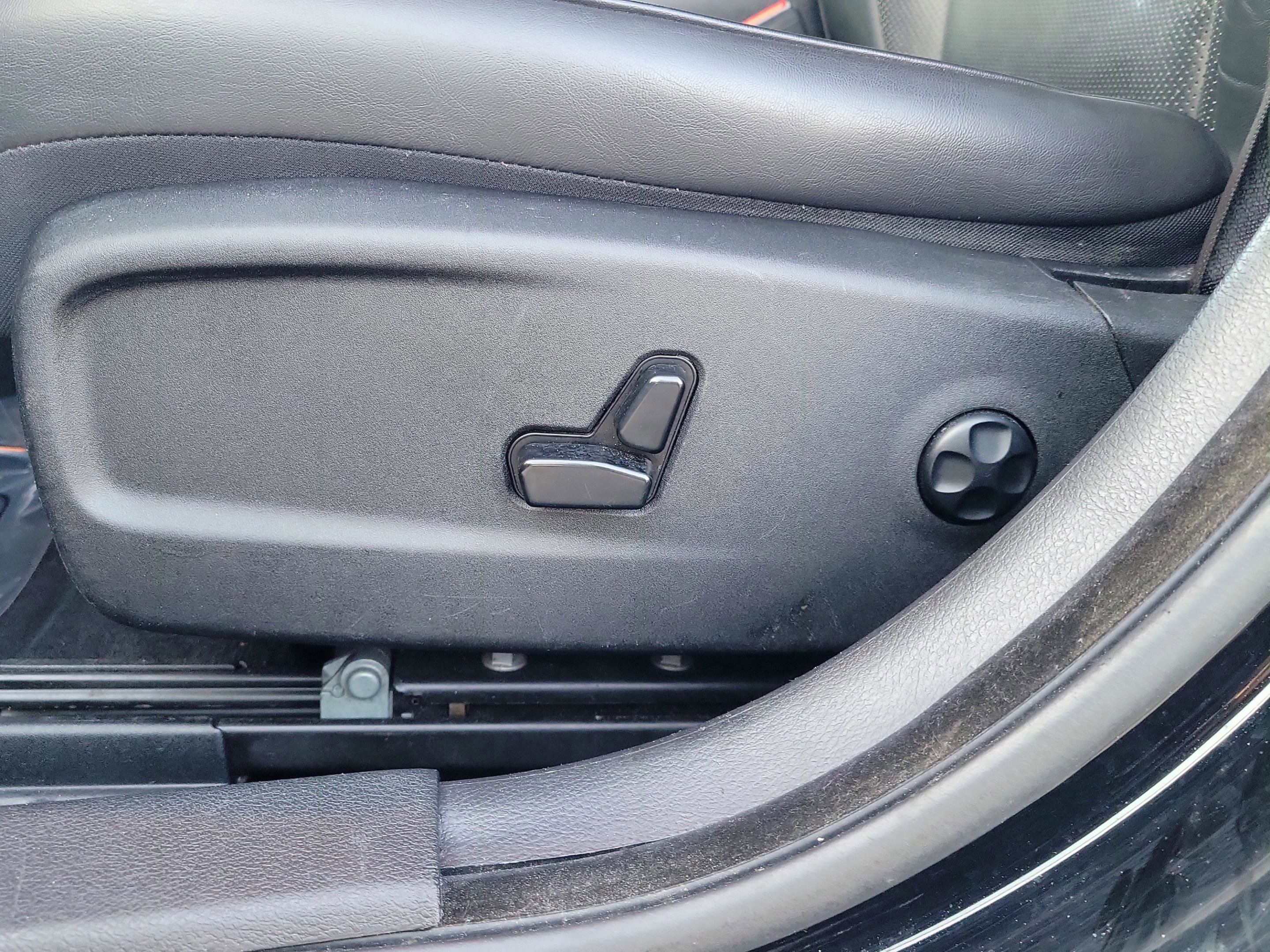 Used 2019 Chrysler 300 Limited image 18