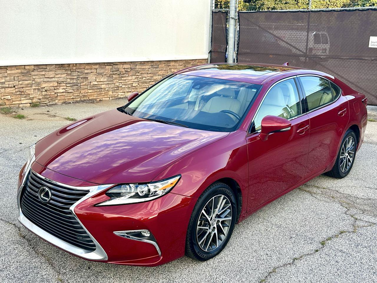 Used 2017 Lexus ES 350 w/ Luxury Package FWD image 2