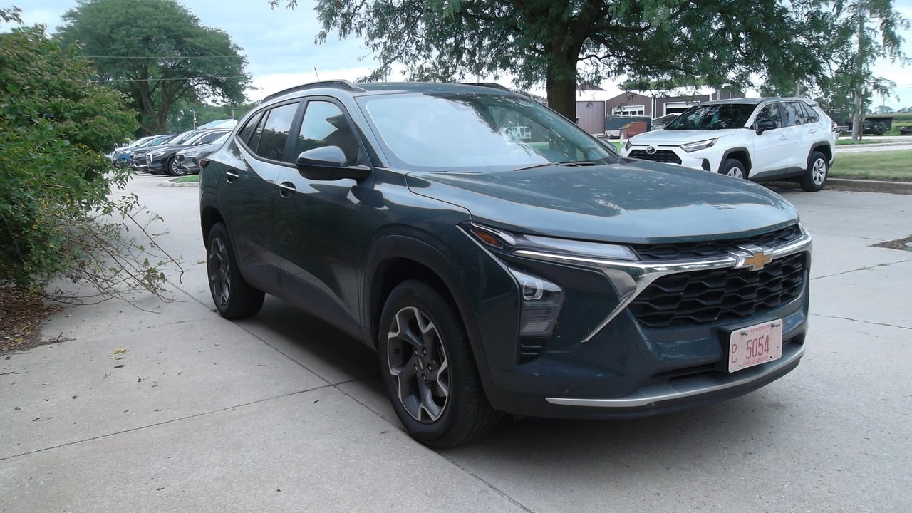 Used 2025 Chevrolet Trax LT w/ LT Convenience Package image 3