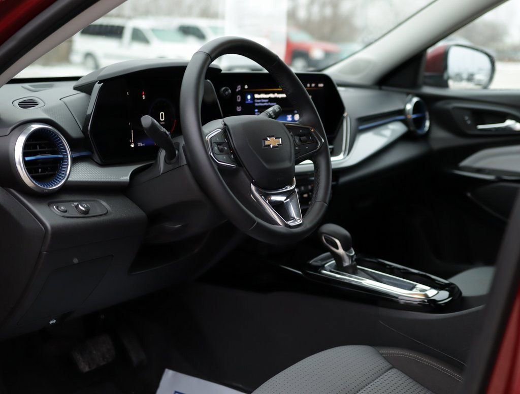 Used 2025 Chevrolet Trax LT w/ LT Convenience Package image 9