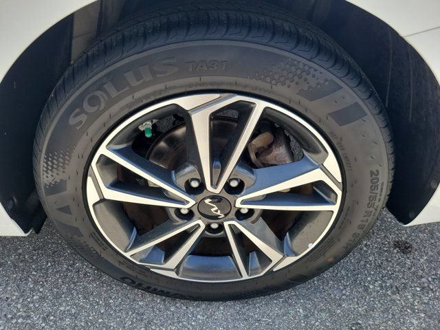Used 2023 Kia Forte LXS w/ LXS Technology Package FWD image 5