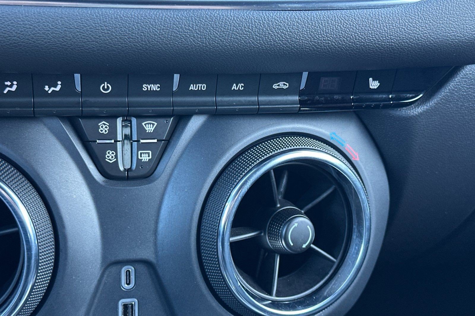 Certified 2025 Chevrolet Blazer LT image 30