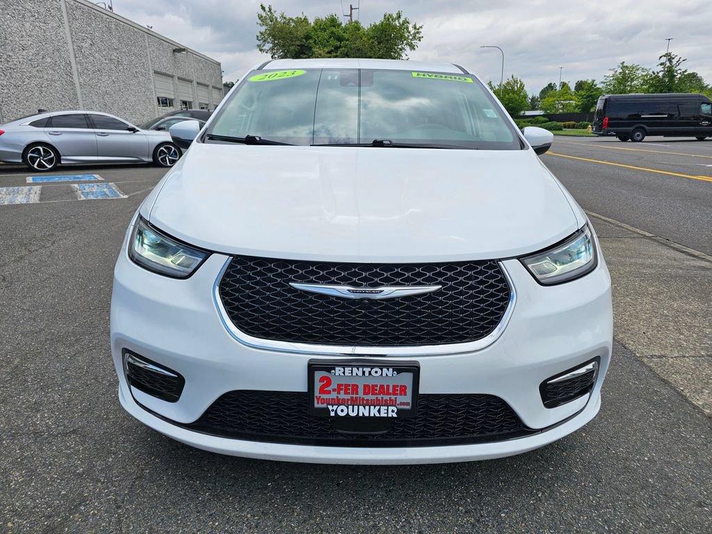 Used 2023 Chrysler Pacifica Touring-L FWD image 2